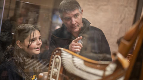 father and daughter look at tutankhamun throne.