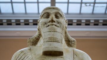 head of large statue of mesopotamian king.