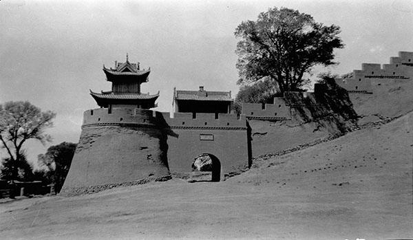 Photograph of the East Gate of Wang Yeh Fu in Mongolia, by&nbsp;Frederick R. Wulsin, 1923-24.&nbsp;Gift of Frederick R. Wulsin, 56‐55‐60/15435.1