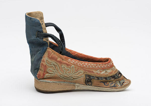 Embroidered silk shoe&nbsp;for women with bound feet, China mid&nbsp;19th century.&nbsp;&nbsp;Gift of the Boston Athenaeum, 67‐9‐60/109