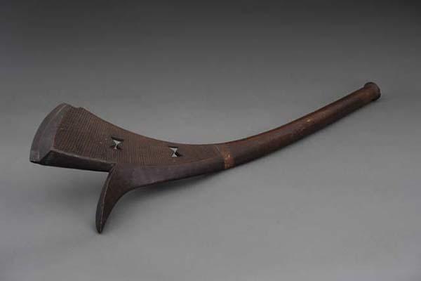 Sali (wooden war club) from Fiji. Gift of the Museum of Science, Boston 1961, 61‐8‐70/3935