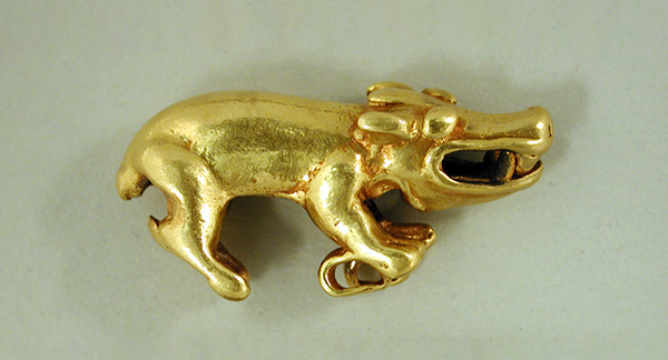 Small gold animal figure from Callao, Peru.&nbsp;Gift of Dr. Alfred M. Tozzer, 35‐43‐30/917