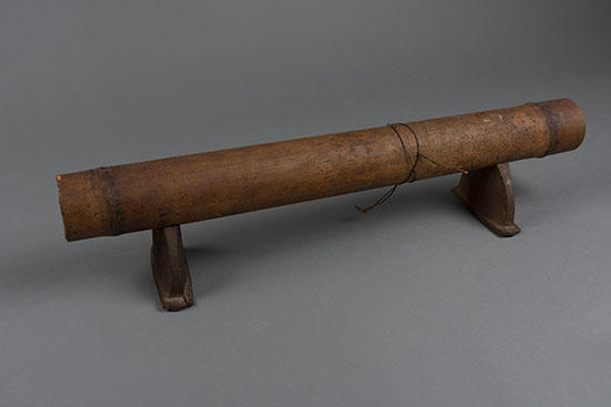 headrest with rounded supports.